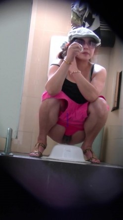 女蹲厕针孔偸拍各种女人方便~有熟女有良家少妇有年轻小姐姐~特写全景逼脸同框 截图11