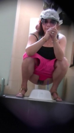 女蹲厕针孔偸拍各种女人方便~有熟女有良家少妇有年轻小姐姐~特写全景逼脸同框 截图13