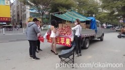 天花板露出狂人御姐【cikaimoon】最新作品，白天大胆露出无视路人，调戏老头大叔 截图10