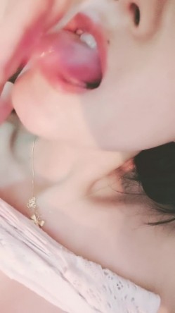 镂空包臀裙网红小姐姐！大奶翘臀身材超棒，双指扣逼振动棒爆菊，假屌猛捅骚穴搞得湿哒哒 截图8