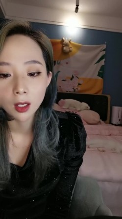 骚逼来大姨妈了还这么骚，弄了一内裤血洗澡诱惑，床上展示无毛骚逼，边自慰边流血啊还要用纸擦不要错过刺激 截图1