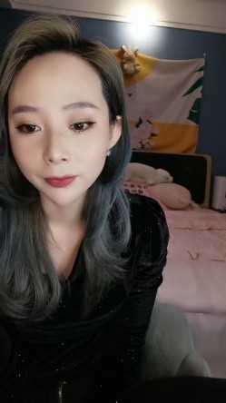 骚逼来大姨妈了还这么骚，弄了一内裤血洗澡诱惑，床上展示无毛骚逼，边自慰边流血啊还要用纸擦不要错过刺激 截图2