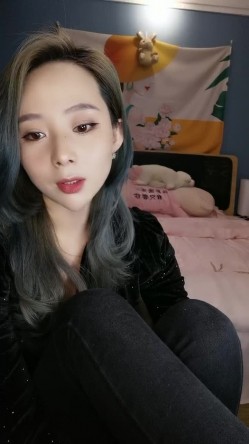 骚逼来大姨妈了还这么骚，弄了一内裤血洗澡诱惑，床上展示无毛骚逼，边自慰边流血啊还要用纸擦不要错过刺激 截图3