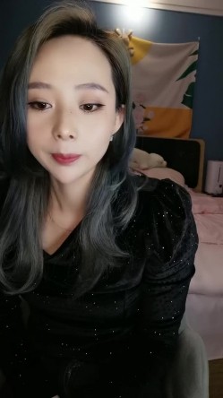 骚逼来大姨妈了还这么骚，弄了一内裤血洗澡诱惑，床上展示无毛骚逼，边自慰边流血啊还要用纸擦不要错过刺激 截图4