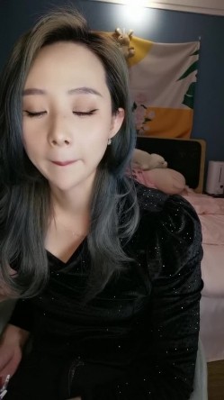 骚逼来大姨妈了还这么骚，弄了一内裤血洗澡诱惑，床上展示无毛骚逼，边自慰边流血啊还要用纸擦不要错过刺激 截图5
