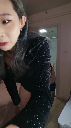 骚逼来大姨妈了还这么骚，弄了一内裤血洗澡诱惑，床上展示无毛骚逼，边自慰边流血啊还要用纸擦不要错过刺激 截图6