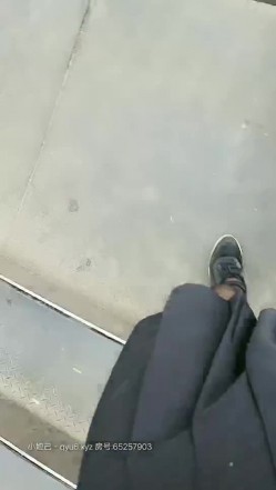 极品黑丝JK户外美少女真空夹着大黑牛逛街，不断滴落的淫水在地上形成一片水渍 在路人旁边崩坏 截图1
