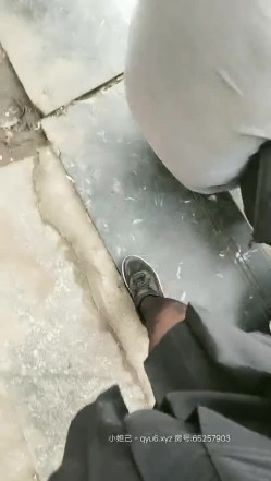 极品黑丝JK户外美少女真空夹着大黑牛逛街，不断滴落的淫水在地上形成一片水渍 在路人旁边崩坏 截图2
