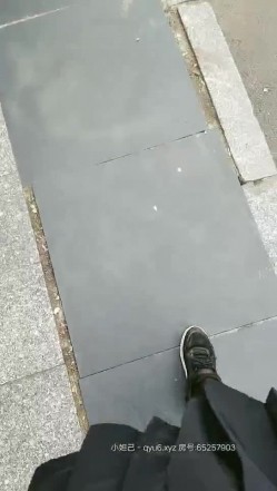极品黑丝JK户外美少女真空夹着大黑牛逛街，不断滴落的淫水在地上形成一片水渍 在路人旁边崩坏 截图3