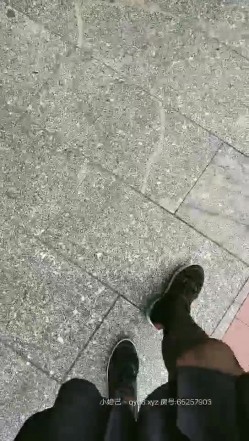 极品黑丝JK户外美少女真空夹着大黑牛逛街，不断滴落的淫水在地上形成一片水渍 在路人旁边崩坏 截图4