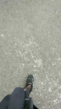 极品黑丝JK户外美少女真空夹着大黑牛逛街，不断滴落的淫水在地上形成一片水渍 在路人旁边崩坏 截图5