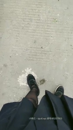 极品黑丝JK户外美少女真空夹着大黑牛逛街，不断滴落的淫水在地上形成一片水渍 在路人旁边崩坏 截图6