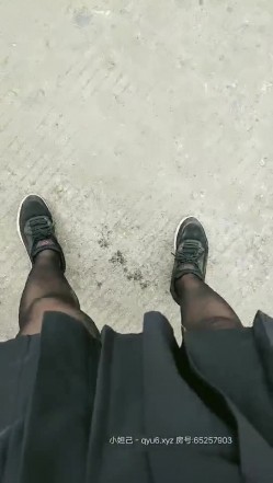 极品黑丝JK户外美少女真空夹着大黑牛逛街，不断滴落的淫水在地上形成一片水渍 在路人旁边崩坏 截图7