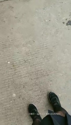 极品黑丝JK户外美少女真空夹着大黑牛逛街，不断滴落的淫水在地上形成一片水渍 在路人旁边崩坏 截图8