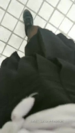 极品黑丝JK户外美少女真空夹着大黑牛逛街，不断滴落的淫水在地上形成一片水渍 在路人旁边崩坏 截图9