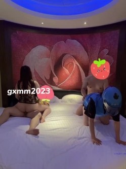 极品蛮腰肥臀反差骚母狗婷gxmm各种人前露出户外啪啪3P群P公园打炮吓坏保洁大叔 截图2