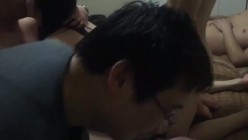 兄弟如手足，轰趴行动，有妹一起操，好好一起开个荤，口交深喉，手抓献奶，后入骚穴，玩乐开了花！太爽啦！ 截图12