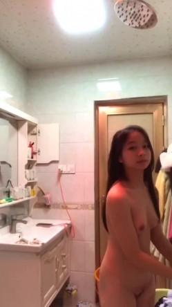 研学旅行时偷拍女同学洗澡,挺爱干净的一个女孩,洗澡的时候把内衣和袜子都洗干净了 截图3