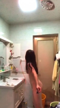 研学旅行时偷拍女同学洗澡,挺爱干净的一个女孩,洗澡的时候把内衣和袜子都洗干净了 截图4