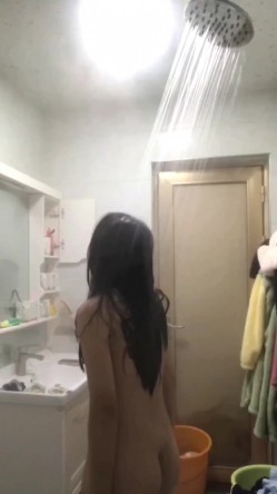 研学旅行时偷拍女同学洗澡,挺爱干净的一个女孩,洗澡的时候把内衣和袜子都洗干净了 截图7
