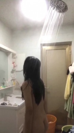 研学旅行时偷拍女同学洗澡,挺爱干净的一个女孩,洗澡的时候把内衣和袜子都洗干净了 截图8