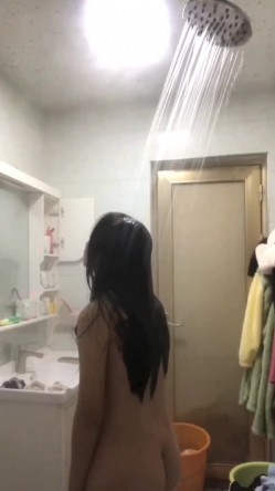 研学旅行时偷拍女同学洗澡,挺爱干净的一个女孩,洗澡的时候把内衣和袜子都洗干净了 截图9