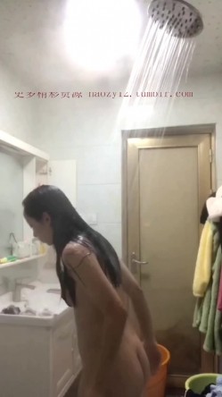 研学旅行时偷拍女同学洗澡,挺爱干净的一个女孩,洗澡的时候把内衣和袜子都洗干净了 截图12
