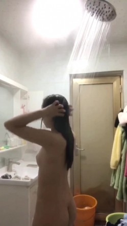 研学旅行时偷拍女同学洗澡,挺爱干净的一个女孩,洗澡的时候把内衣和袜子都洗干净了 截图15