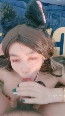 骚逼奶子上的性感纹身，全程露脸丝袜诱惑口交大鸡巴，让大哥压在身下爆草抽插干翻，口爆吞精 截图8