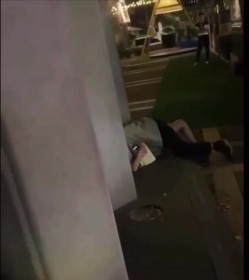 十月最新【网爆门事件】南京市玄武区1912酒吧街 醉酒高跟美女被当街强奸 截图2