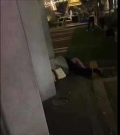 十月最新【网爆门事件】南京市玄武区1912酒吧街 醉酒高跟美女被当街强奸 截图3