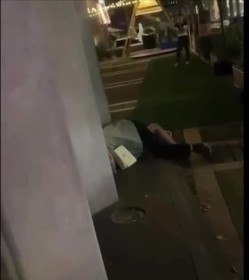 十月最新【网爆门事件】南京市玄武区1912酒吧街 醉酒高跟美女被当街强奸 截图14