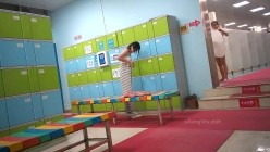 女人坑女人！游泳馆女宾换衣间内部真实曝光，超高颜值美少女身材真好，而且还是保守型的 截图1