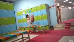 女人坑女人！游泳馆女宾换衣间内部真实曝光，超高颜值美少女身材真好，而且还是保守型的 截图2