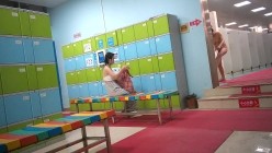 女人坑女人！游泳馆女宾换衣间内部真实曝光，超高颜值美少女身材真好，而且还是保守型的 截图3