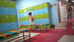 女人坑女人！游泳馆女宾换衣间内部真实曝光，超高颜值美少女身材真好，而且还是保守型的 截图6