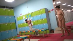 女人坑女人！游泳馆女宾换衣间内部真实曝光，超高颜值美少女身材真好，而且还是保守型的 截图7