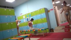 女人坑女人！游泳馆女宾换衣间内部真实曝光，超高颜值美少女身材真好，而且还是保守型的 截图9