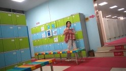 女人坑女人！游泳馆女宾换衣间内部真实曝光，超高颜值美少女身材真好，而且还是保守型的 截图11