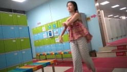 女人坑女人！游泳馆女宾换衣间内部真实曝光，超高颜值美少女身材真好，而且还是保守型的 截图12