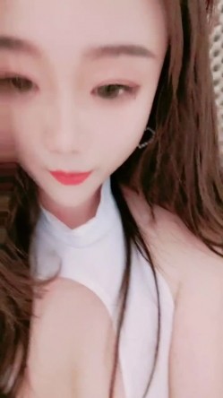 气质高挑御姐范妹子白色丝袜道具自慰，太骚了特写大美鲍鱼淫水长流白浆渗出 截图3
