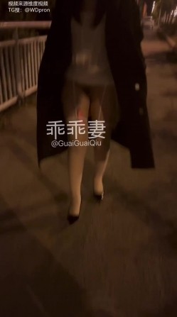 微胖女友共享、爱穿JK3P粉丝活动一场接一场「乖乖妻」婚纱露出，3P活动单男分享内射丈夫继续刷锅，一旁是熟睡的丈夫 截图1