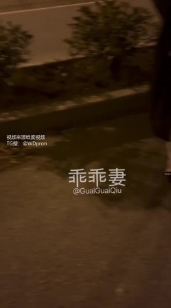 微胖女友共享、爱穿JK3P粉丝活动一场接一场「乖乖妻」婚纱露出，3P活动单男分享内射丈夫继续刷锅，一旁是熟睡的丈夫 截图4
