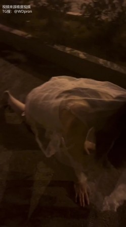 微胖女友共享、爱穿JK3P粉丝活动一场接一场「乖乖妻」婚纱露出，3P活动单男分享内射丈夫继续刷锅，一旁是熟睡的丈夫 截图13