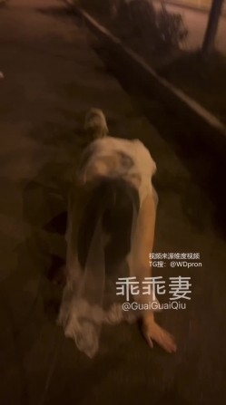 微胖女友共享、爱穿JK3P粉丝活动一场接一场「乖乖妻」婚纱露出，3P活动单男分享内射丈夫继续刷锅，一旁是熟睡的丈夫 截图14