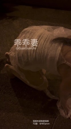 微胖女友共享、爱穿JK3P粉丝活动一场接一场「乖乖妻」婚纱露出，3P活动单男分享内射丈夫继续刷锅，一旁是熟睡的丈夫 截图15