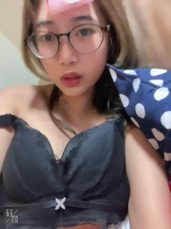 《台湾情侣泄密》冒充假经纪人忽悠想当艺人的小美女 截图1
