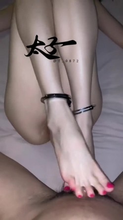 母狗调教训练推特大佬【太子】私拍，各种社死调教反差模特骚女，狗链露出爬行啪啪能玩的都玩了 截图14