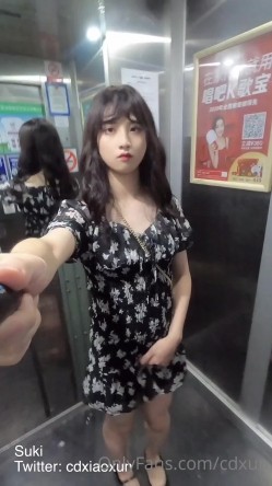 推特男娘 EliaBlaineCD小薰 一个喜欢玩露出的漂亮TS 穿上皮衣在镜头前搔首弄姿的样子 魅 截图2