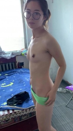 非常有气质的高颜值眼镜御姐美女和男友出租屋居家啪啪自拍，没想到清纯的外表下这么淫荡 截图9